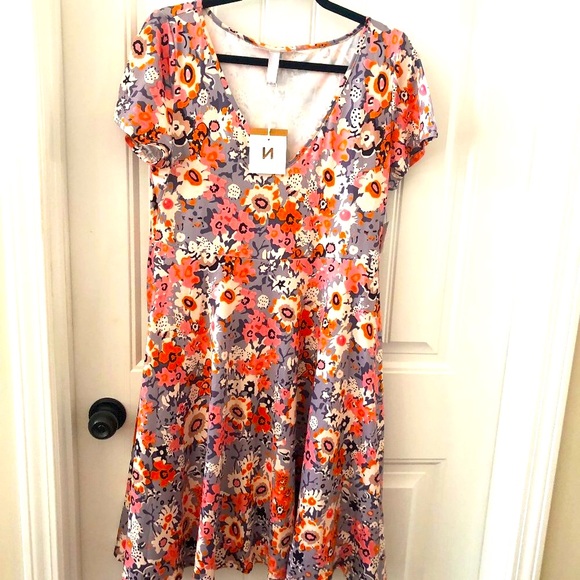 NWT STYLISH Noracora  Vibrant Floral V-Neck Short Sleeve Dress   SZ M - Picture 1 of 12